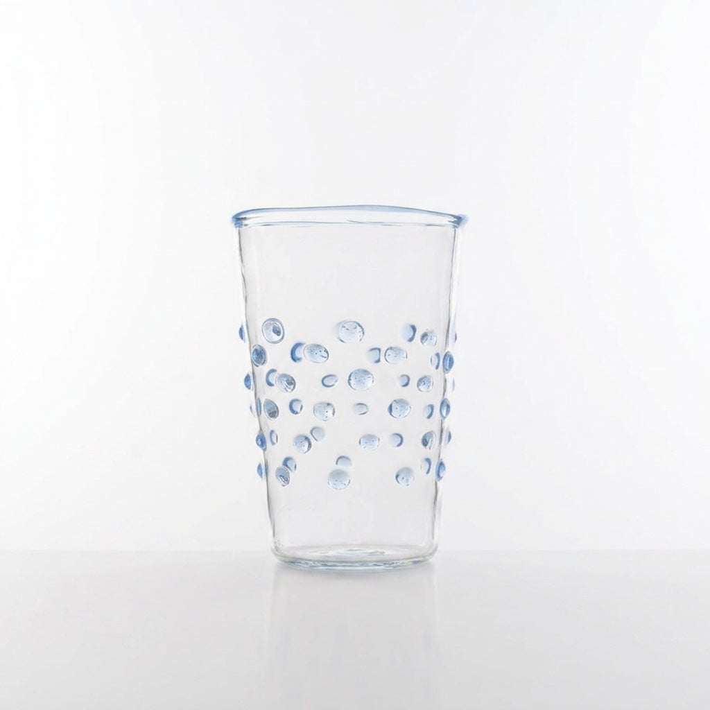 Wasserglas Dots in Farbe Hellblau auf weißem Hintergrund