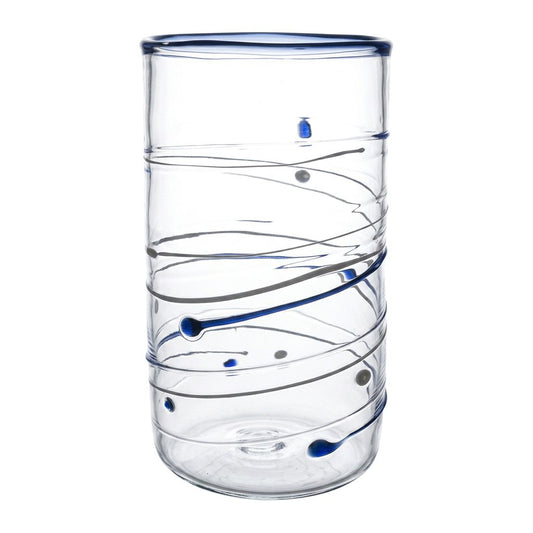Wasserglas Tumbler mit tiefblauen Linien auf weißem Hintergrund