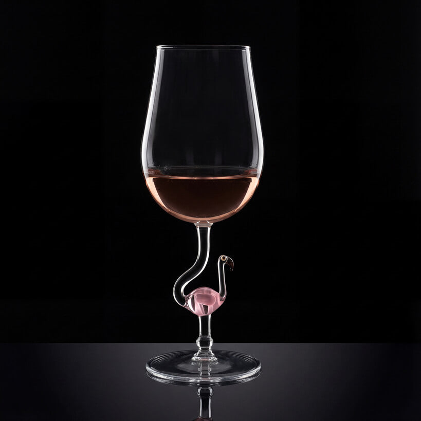 Weinglas Special mit Stielfarbe Flamingo gefüllt mit Rosèwein auf schwarzem Hintergrund