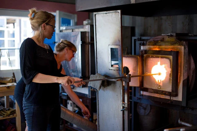Glasbläserinnen bei der Arbeit im Blaes Studio