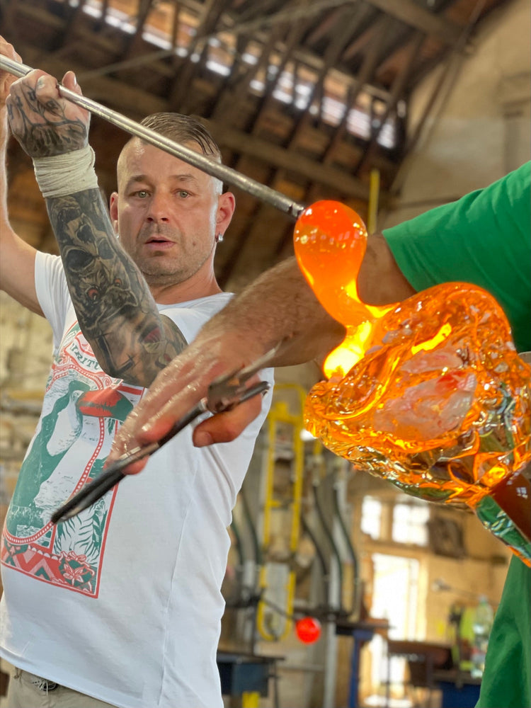 Glasmacher formen glühendes Glas von Hand in der Kodanska Produktion