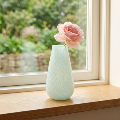 Diamond Vase – Large – mit rosa Blüte auf einer Holzfensterbank