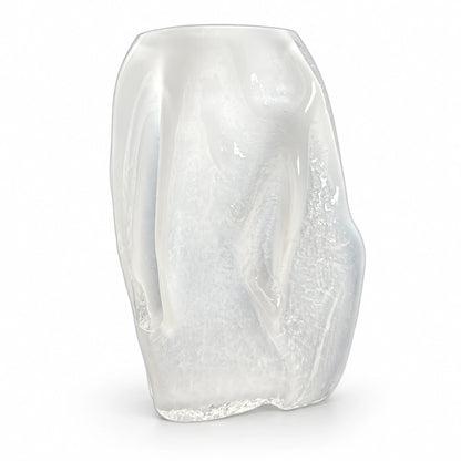Wood Vase – Opaline White, Medium – Produktansicht auf weißem Hintergrund