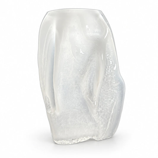Wood Vase – Opaline White, Medium – Produktansicht auf weißem Hintergrund