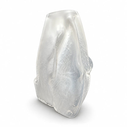 Wood Vase – Opaline White, Medium – Seitenansicht auf weißem Hintergrund