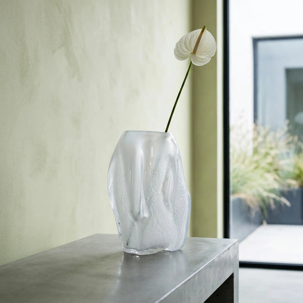 Wood Vase – Opaline White, Medium – mit einzelner weißer Blüte am Fenster