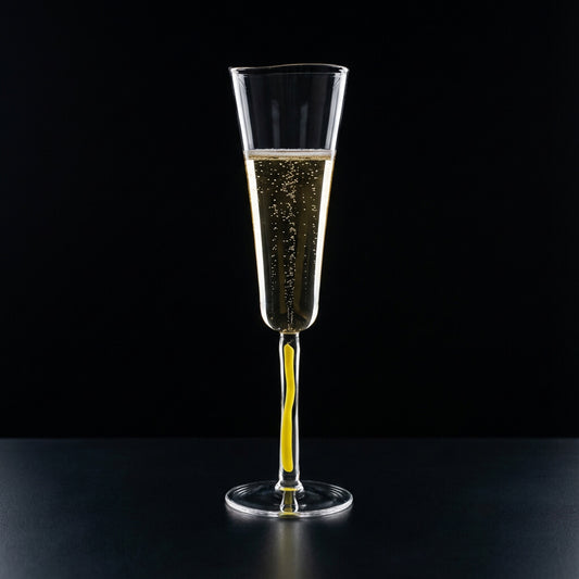 Champagnerglas Flöte mit Stielfarbe Gelb auf schwarzem Hintergrund
