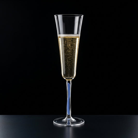Champagnerglas Flöte mit Stielfarbe Hellblau auf schwarzem Hintergrund