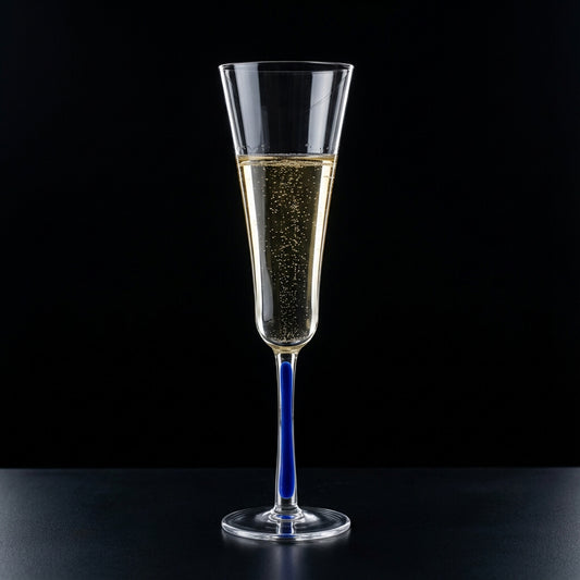 Champagnerglas Flöte mit Stielfarbe Marineblau auf schwarzem Hintergrund