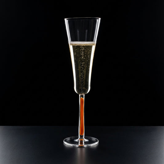 Champagnerglas Flöte mit Stielfarbe Orange auf schwarzem Hintergrund