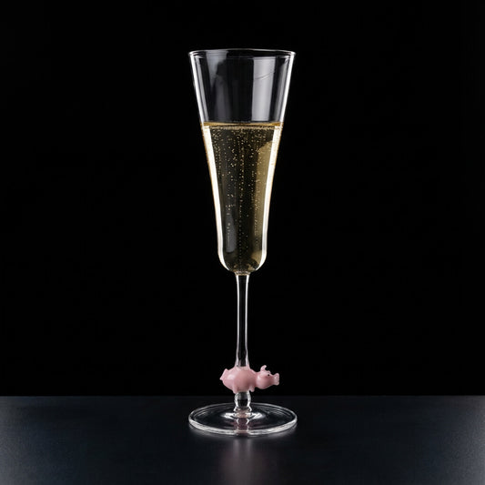 Champagner Flöte Special mit Schwein im Stiel auf schwarzem Hintergrund