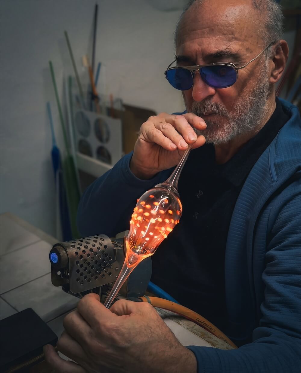 Glasbläsermeister Eckhard bei der Herstellung eines Trinkglases