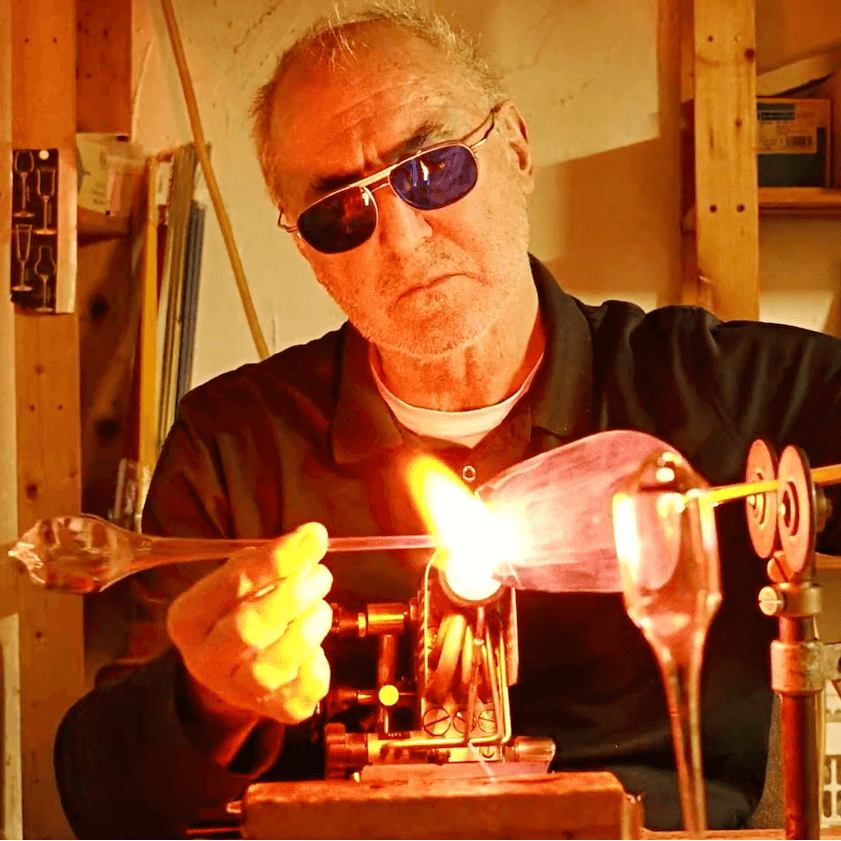 Eckhard bei der Herstellung eines Weinglases