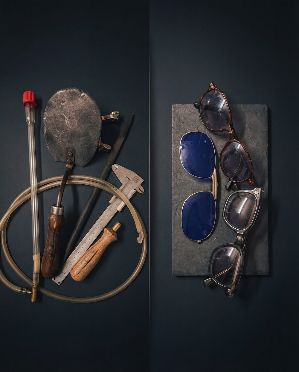 Die Werkzeuge eines Glasbläsers liegen auf dem Tisch