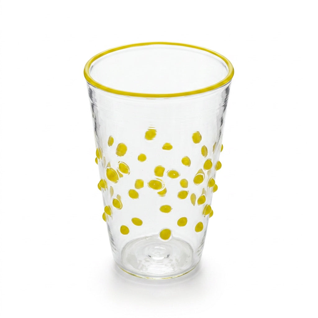 Wasserglas Dots in Farbe Gelb auf weißem Hintergrund