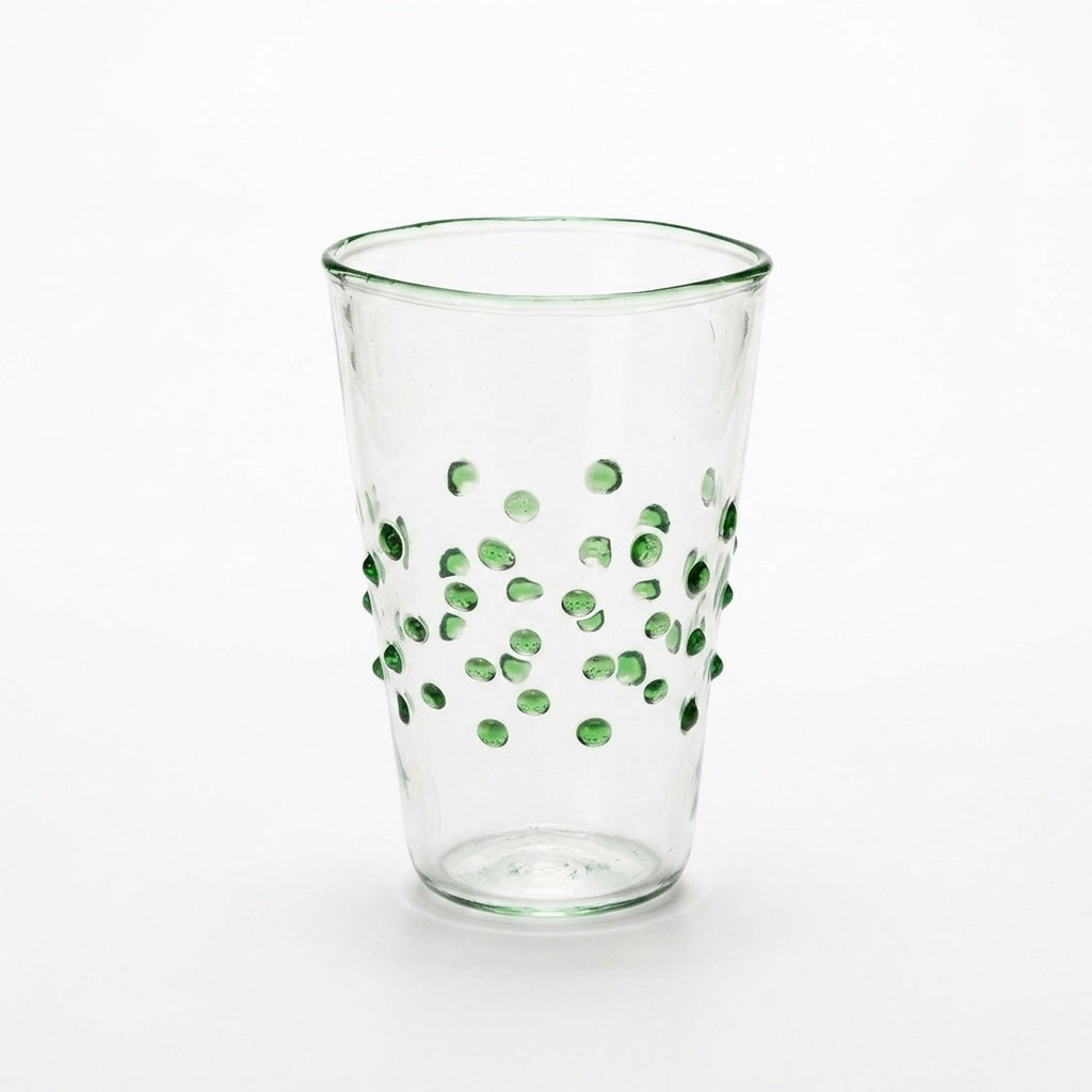 Wasserglas Dots in Farbe Grün auf weißem Hintergrund