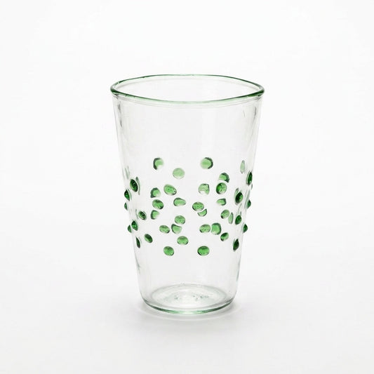 Wasserglas Dots in Farbe Grün auf weißem Hintergrund