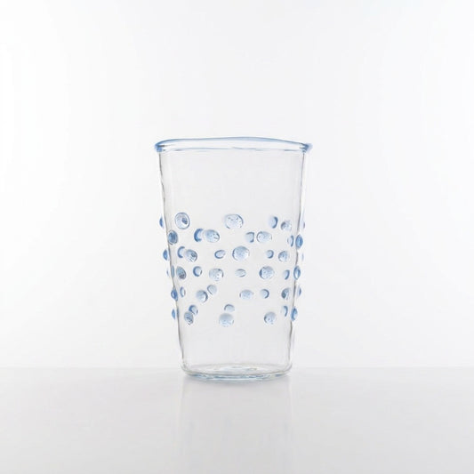 Wasserglas Dots in Farbe Hellblau auf weißem Hintergrund