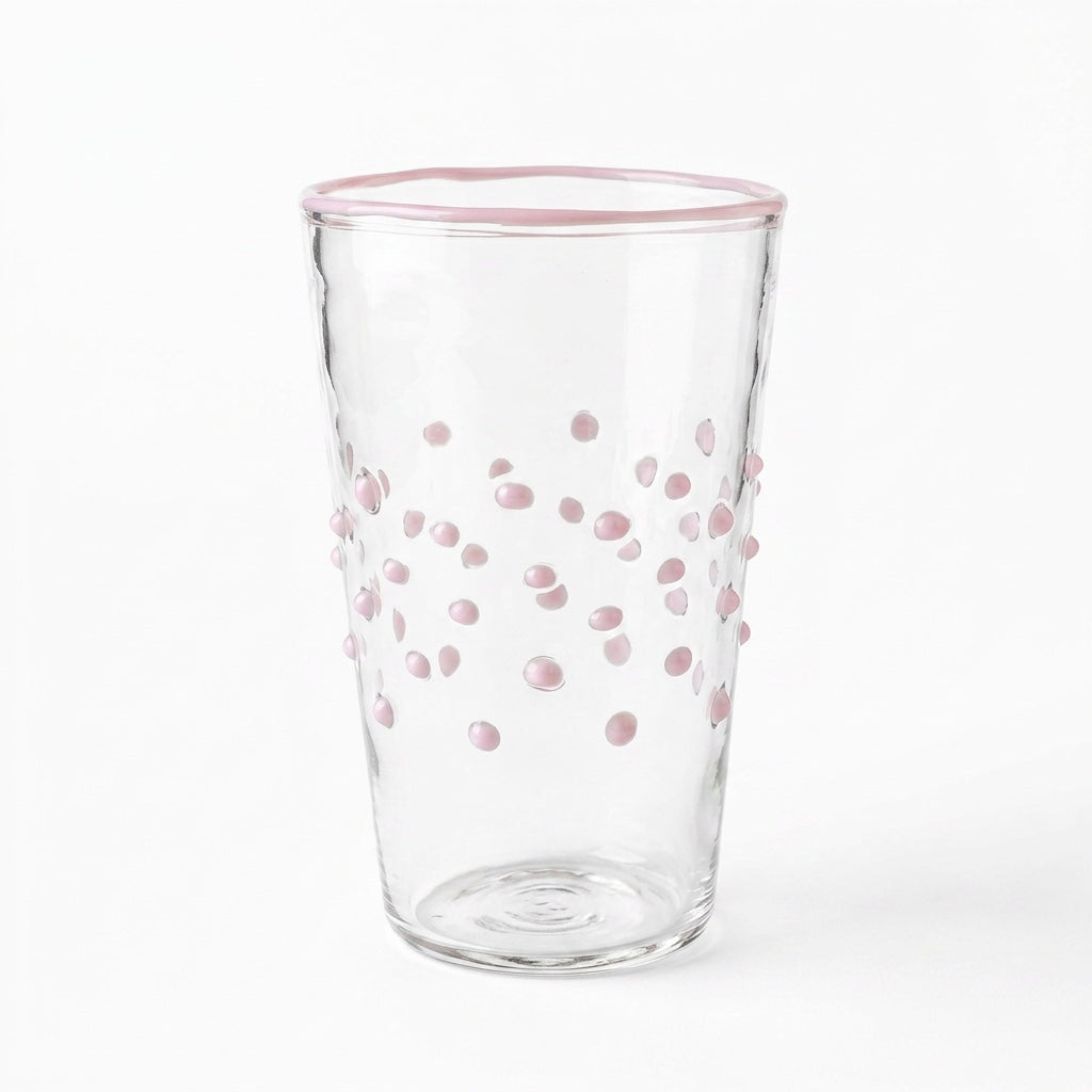 Wasserglas Dots in Farbe Rosa auf weißem Hintergrund