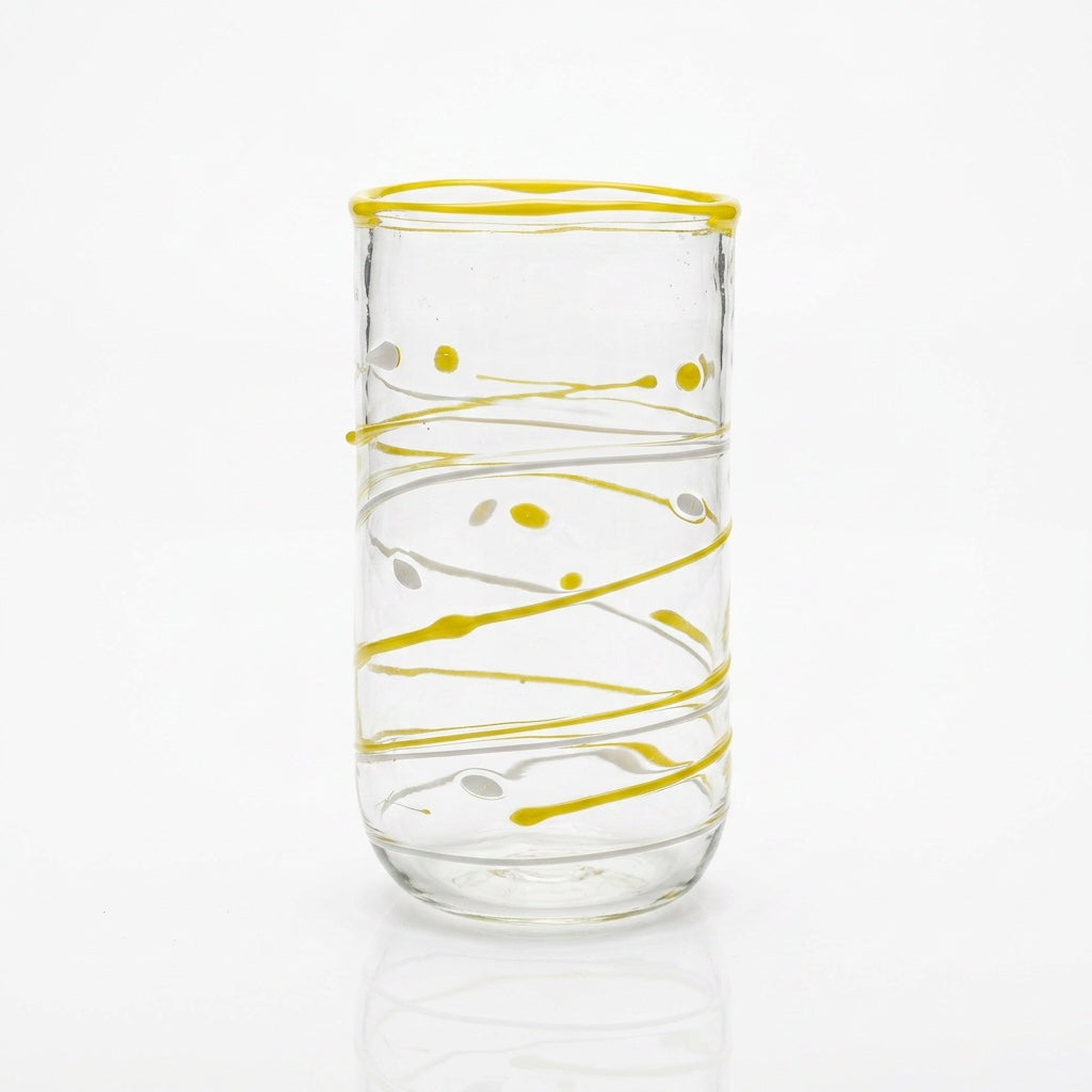 Wasserglas Tumbler mit gelben Linien auf weißem Hintergrund
