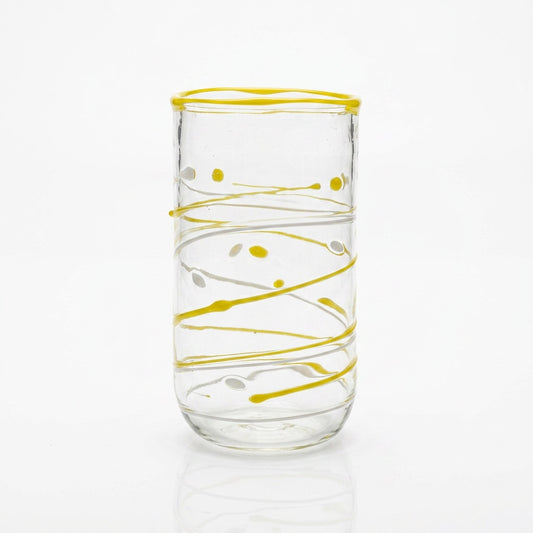 Wasserglas Tumbler mit gelben Linien auf weißem Hintergrund