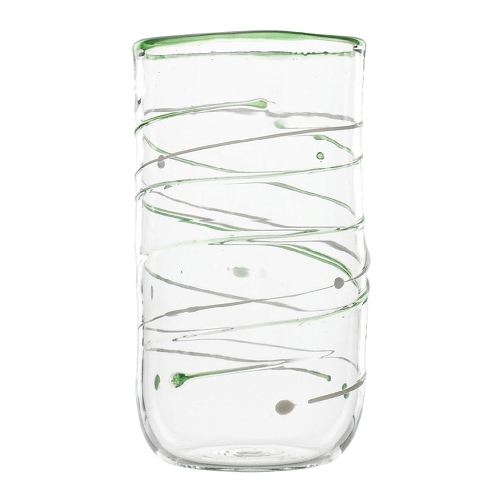 Wasserglas Tumbler mit grünen Linien auf weißem Hintergrund