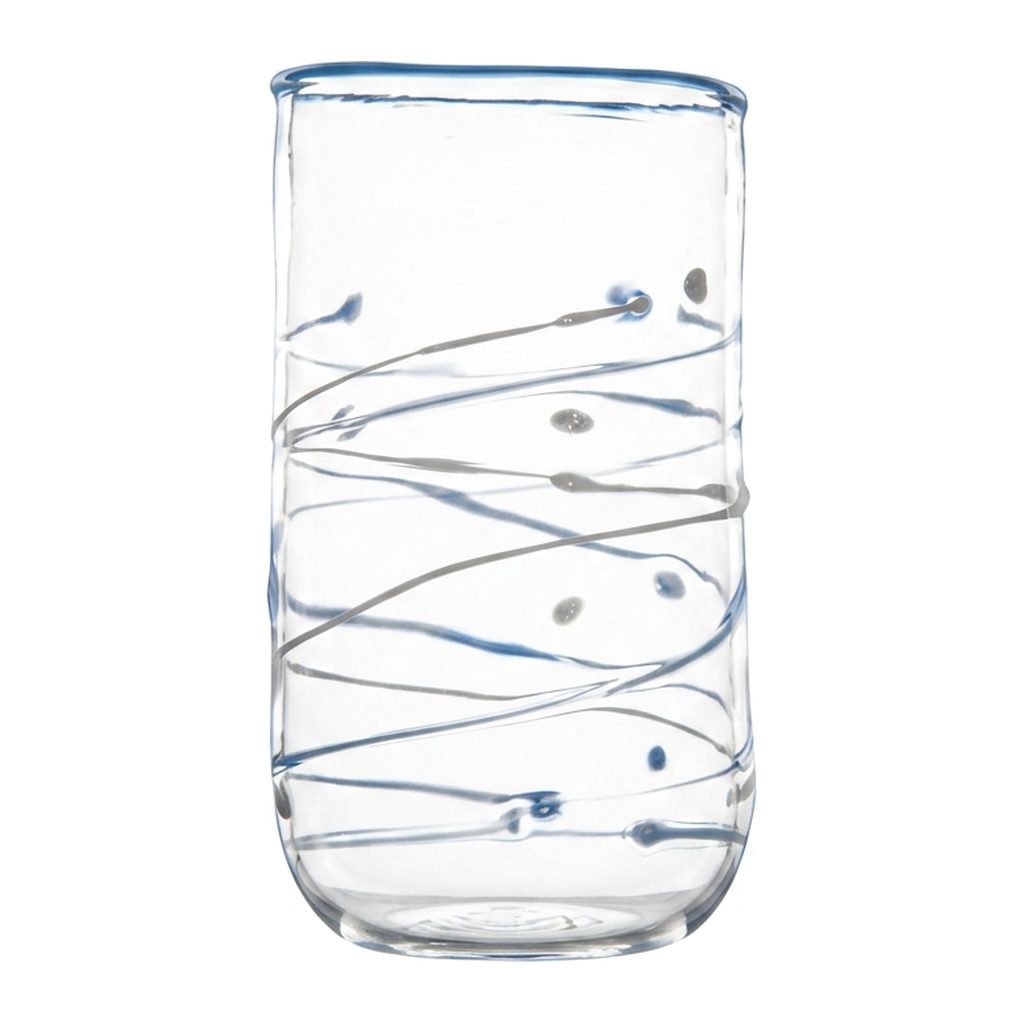 Wasserglas Tumbler mit hellblauen Linien auf weißem Hintergrund