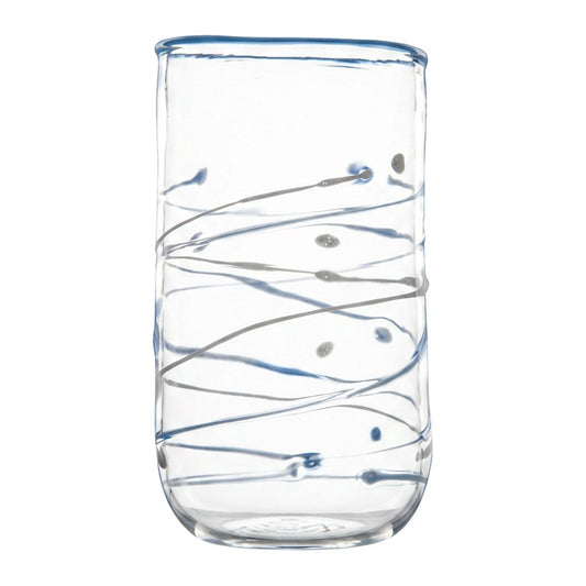 Wasserglas Tumbler mit hellblauen Linien auf weißem Hintergrund