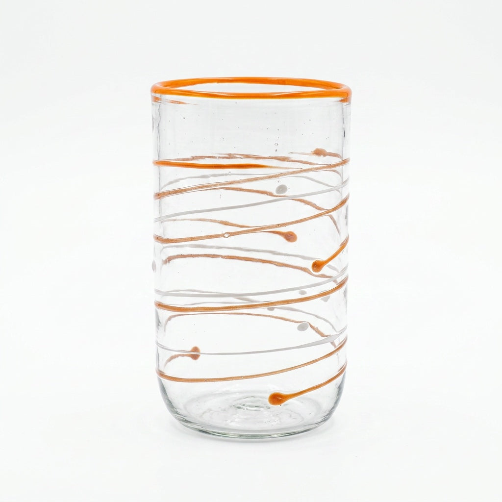Wasserglas Tumbler mit orangen Linien auf weißem Hintergrund