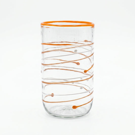 Wasserglas Tumbler mit orangen Linien auf weißem Hintergrund
