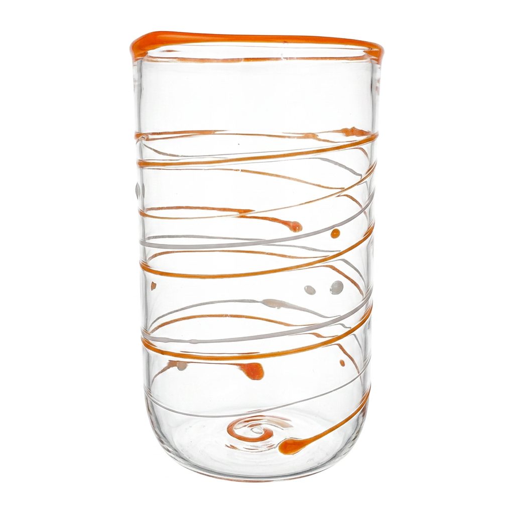 Wasserglas Tumbler mit orangen Linien auf weißem Hintergrund