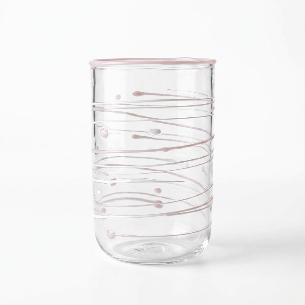 Wasserglas Tumbler mit rosa Linien auf weißem Hintergrund