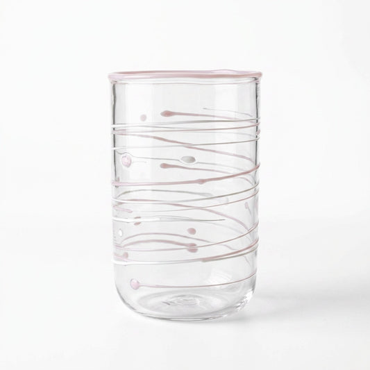 Wasserglas Tumbler mit rosa Linien auf weißem Hintergrund