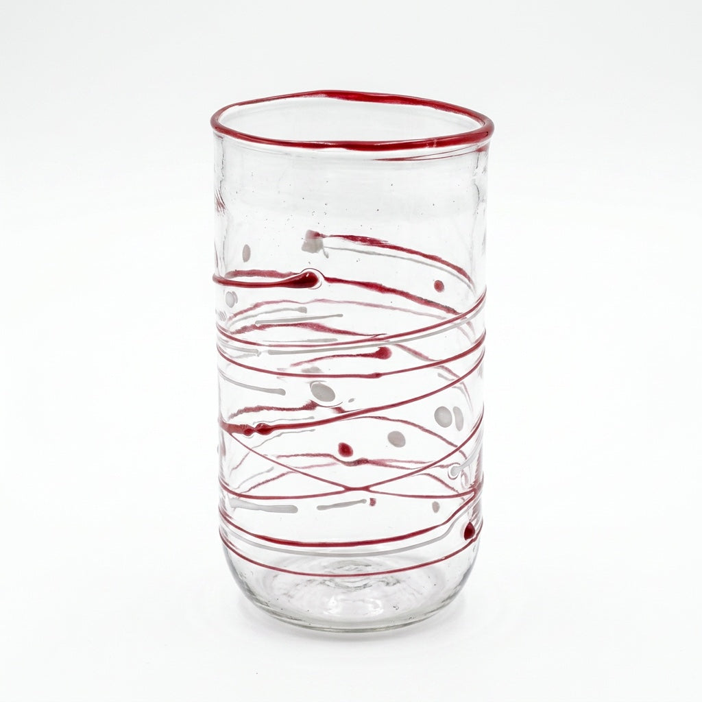 Wasserglas Tumbler mit roten Linien auf weißem Hintergrund