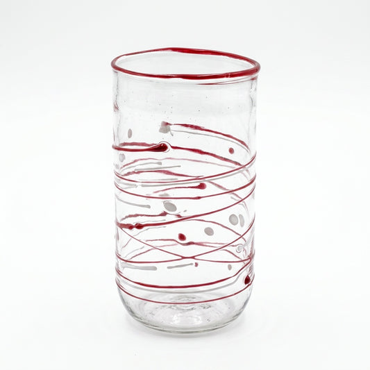 Wasserglas Tumbler mit roten Linien auf weißem Hintergrund