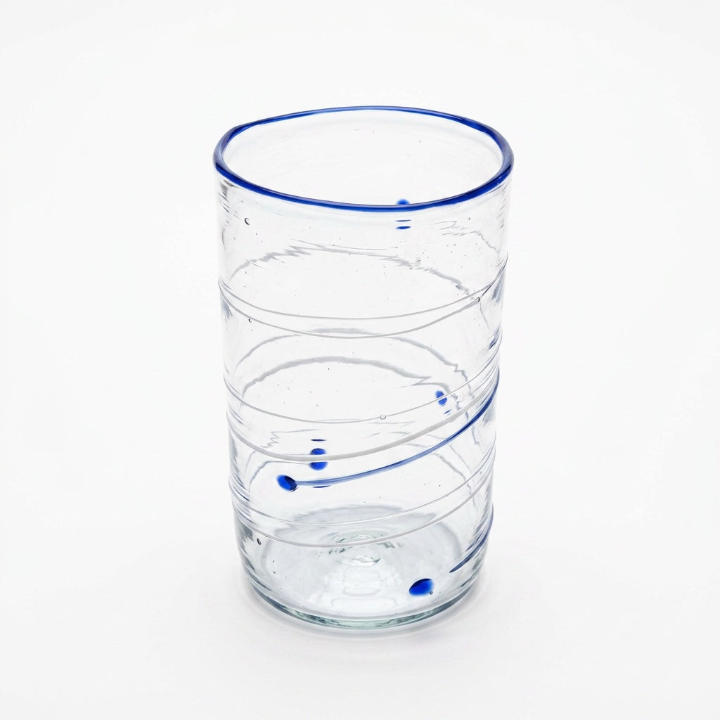 Wasserglas Tumbler mit tiefblauen Linien auf weißem Hintergrund