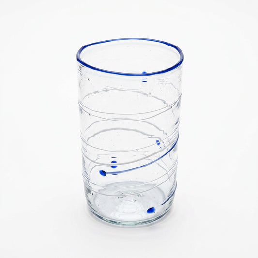 Wasserglas Tumbler mit tiefblauen Linien auf weißem Hintergrund