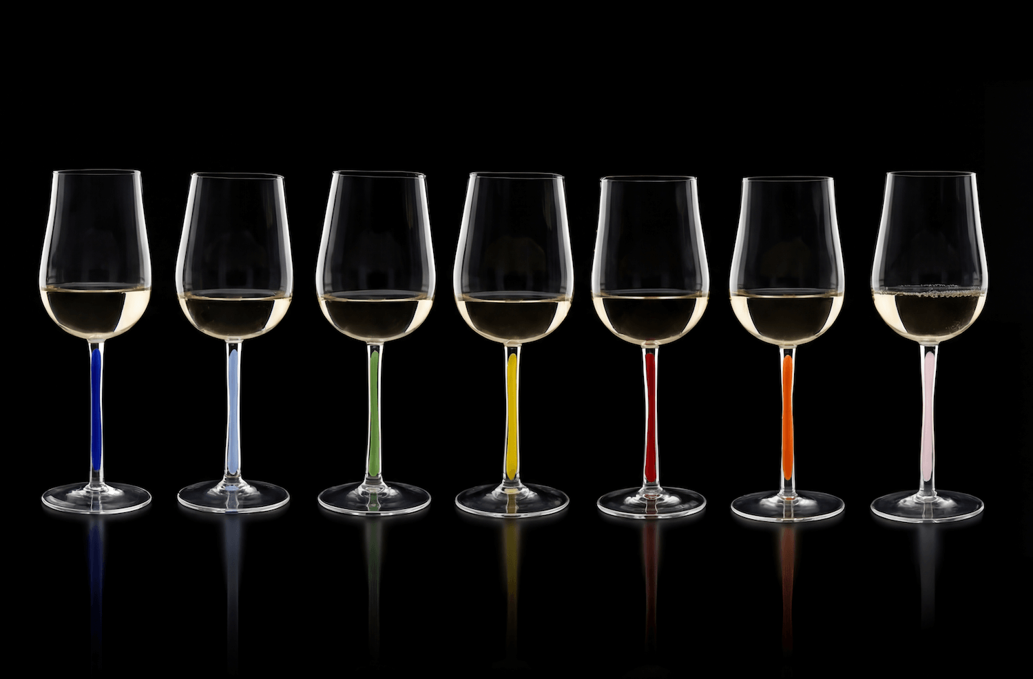 7er Reihe gefüllter Universal Weingläser mit farbigen Stielen vor schwarzem Hintergrund