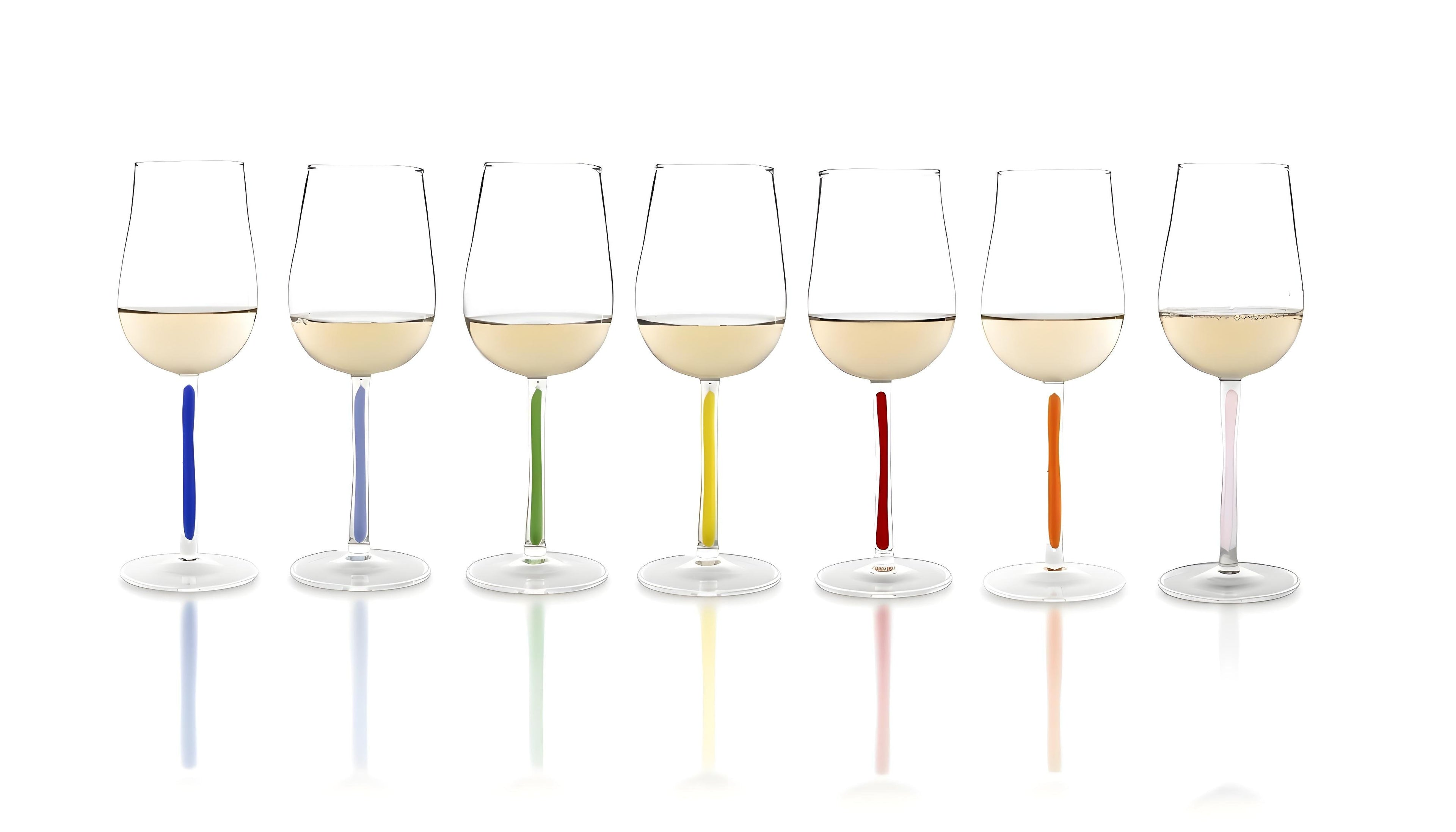 7er Reihe der Universal-Weingläser in allen Stielfarben gefüllt mit Weisswein