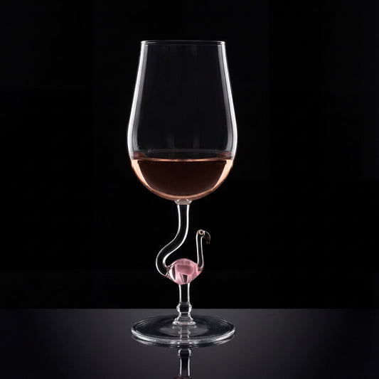 Weinglas Special mit Stielfarbe Flamingo gefüllt mit Rosèwein auf schwarzem Hintergrund