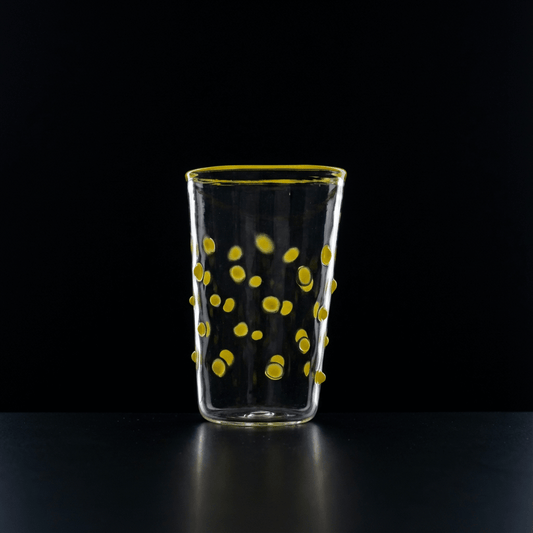 Wasserglas Dots in Farbe Gelb auf schwarzem Hintergrund #farbe_Gelb