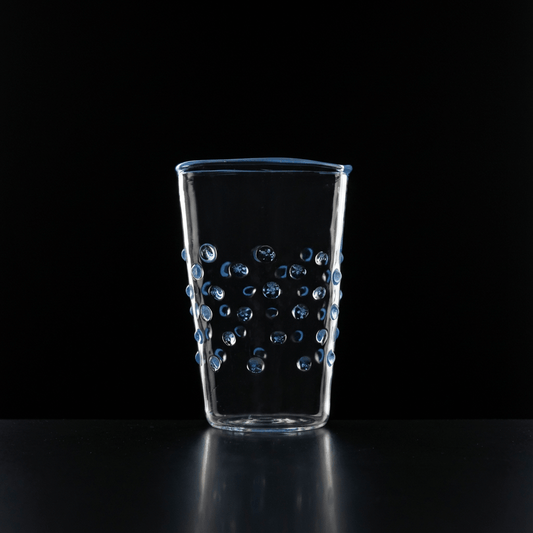 Wasserglas Dots in Farbe Hellblau auf schwarzem Hintergrund #farbe_Hellblau