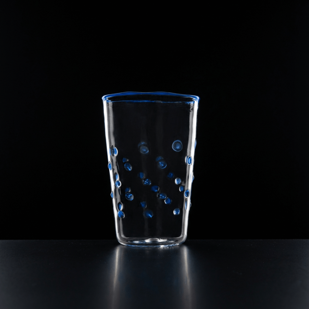 Wasserglas Dots in Farbe Tiefblau auf schwarzem Hintergrund #farbe_Tiefblau