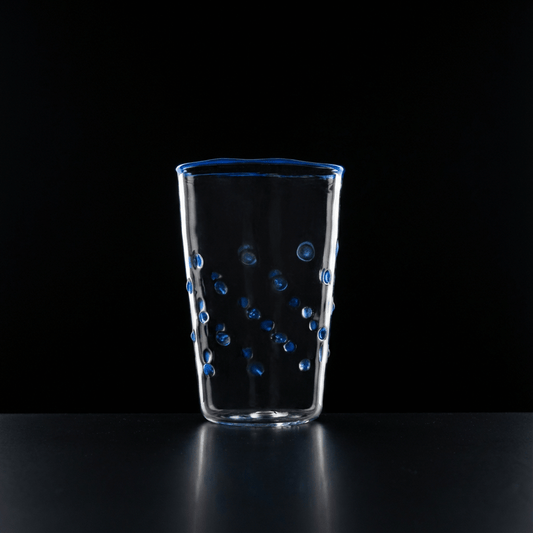 Wasserglas Dots in Farbe Tiefblau auf schwarzem Hintergrund #farbe_Tiefblau