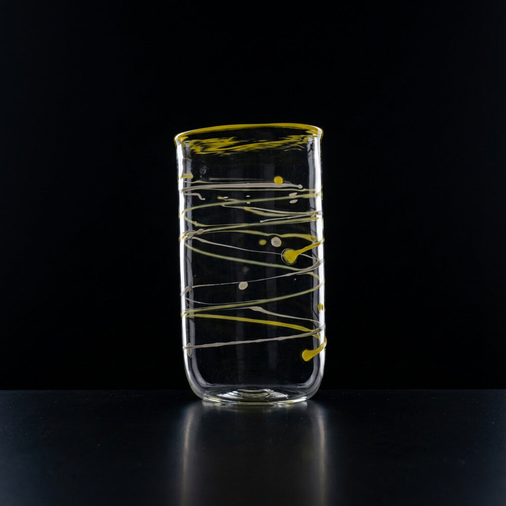 Wasserglas Tumbler mit gelben Linien auf schwarzem Hintergrund