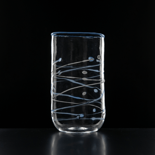 Wasserglas Tumbler mit hellblauen Linien auf schwarzem Hintergrund