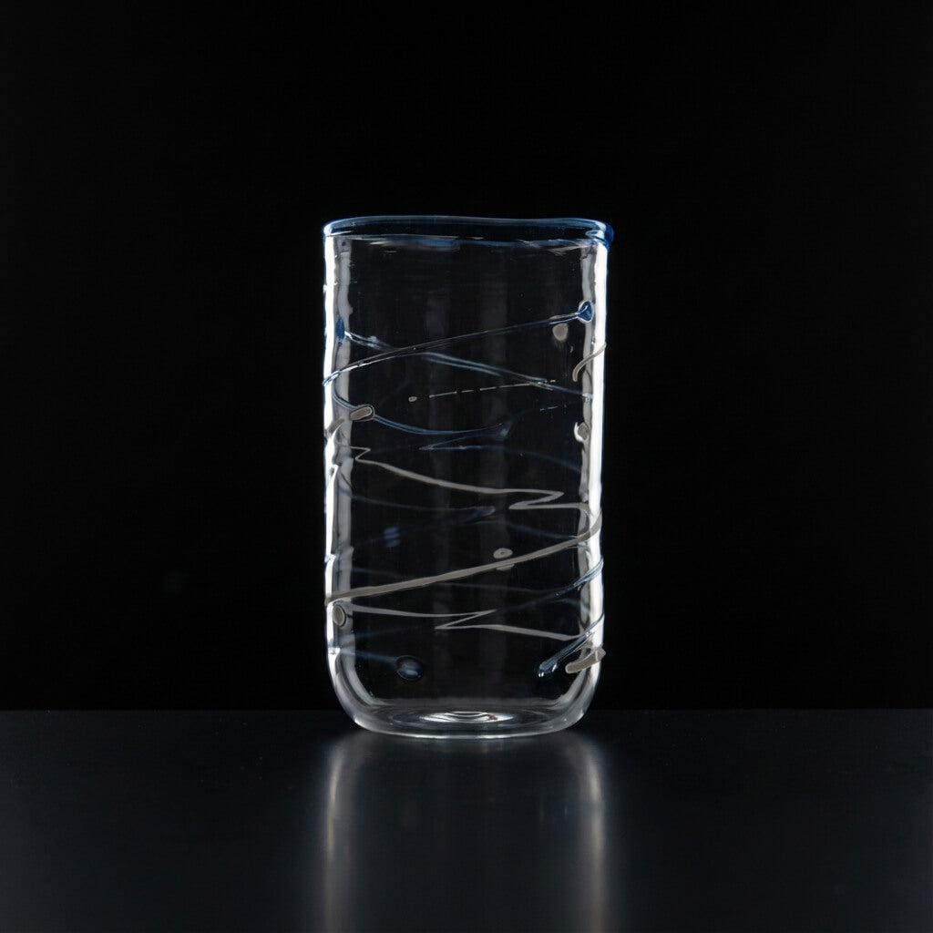 Wasserglas Tumbler mit tiefblauen Linien auf schwarzem Hintergrund