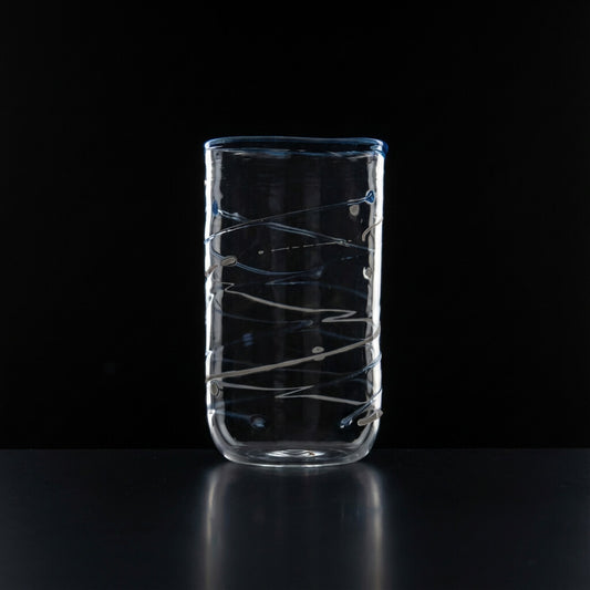 Wasserglas Tumbler mit tiefblauen Linien auf schwarzem Hintergrund