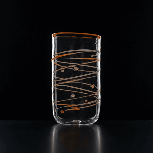Wasserglas Tumbler mit orangen Linien auf schwarzem Hintergrund