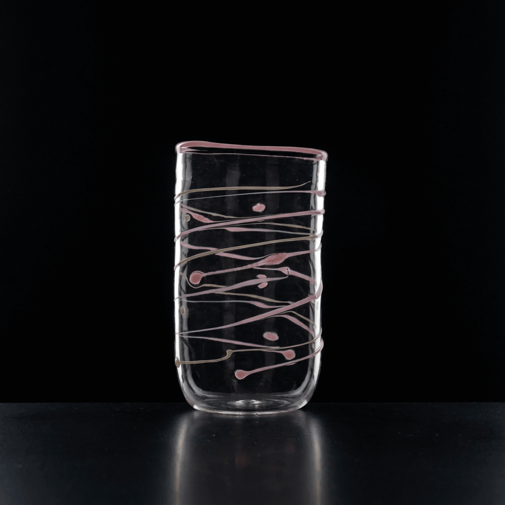 Wasserglas Tumbler mit rosa Linien auf schwarzem Hintergrund
